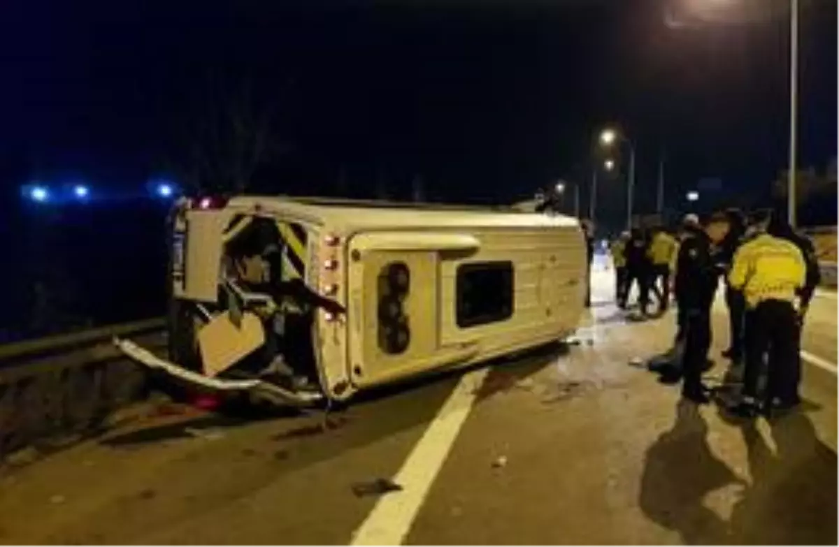 Kocaeli'de düğünden dönenleri taşıyan minibüs devrildi: 10 yaralı