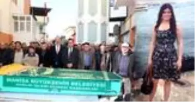 Kocası tarafından öldürülen kadın toprağa verildi Kocası tarafından öldürülen kadın toprağa verildi