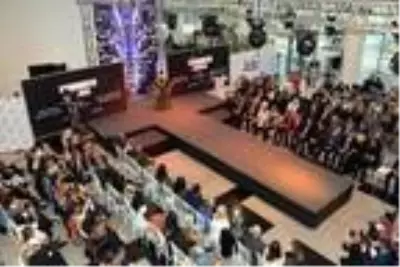 Mankenler, podyumda Maraş İşi elbiselerle yürüdü Mankenler, podyumda Maraş İşi elbiselerle yürüdü