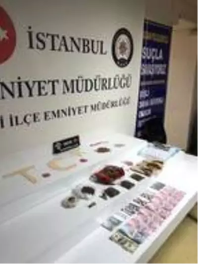 Şişli'de bekçiler uyuşturucu satıcısını yakaladı Şişli'de bekçiler uyuşturucu satıcısını yakaladı