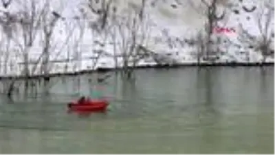 Tunceli baraj gölü yüzeyinde ve kıyıda kayıp gülistan'dan iz arandı