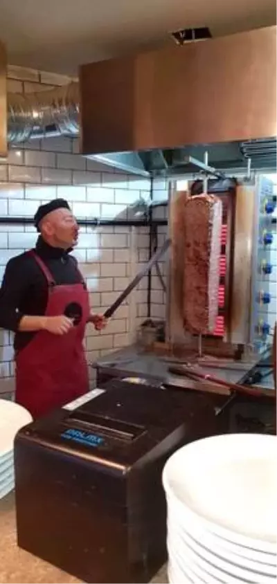 Ünlü komedyen dönerci oldu! Ünlü komedyen dönerci oldu!