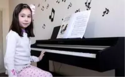 Yedi yaşında 6 aylık çalışma ile piyano çalıyor Yedi yaşında 6 aylık çalışma ile piyano çalıyor