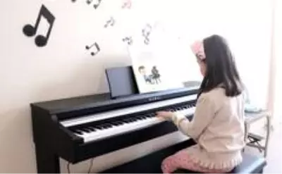 Yedi yaşında 6 aylık çalışma ile piyano çalıyor Yedi yaşında 6 aylık çalışma ile piyano çalıyor
