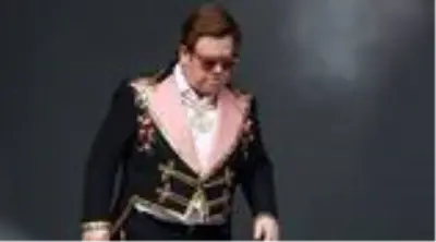 Zatürreye yakalanan Elton John, 'Şarkı söyleyemiyorum' diyerek ağladı ve konserini yarıda kesti Zatürreye yakalanan Elton John, 'Şarkı söyleyemiyorum' diyerek ağladı ve konserini yarıda kesti