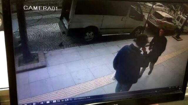6 yıl sonra karşılaştığı arkadaşıyla önce tokalaştı, arasının bozuk olduğu aklına gelince yumrukla saldırdı
