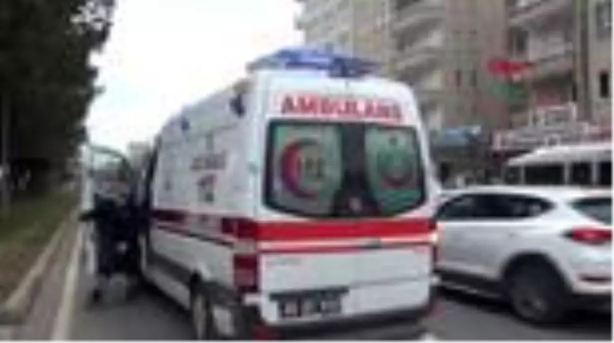 Adıyaman yaya geçidinde durdurduğu otomobilinde, tır'ın çarpmasıyla yaralandı