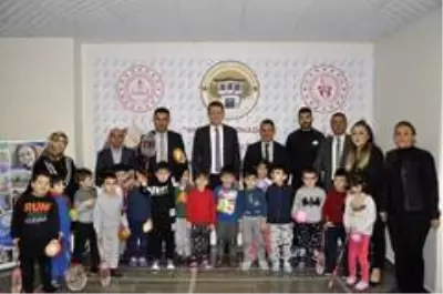 Anaokulu öğrencilerine badminton eğitimi