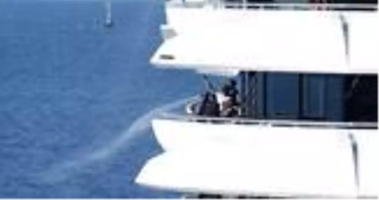 Bodrum'da demirleyen süper lüks yata 1 milyon 300 bin liralık yakıt ikmali yapıldı