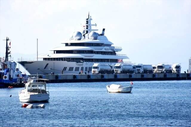 Bodrum'da demirleyen süper lüks yata 1 milyon 300 bin liralık yakıt ikmali yapıldı
