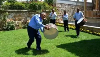 'Davulun efsanesi' aldığı ödülle Abdal gençlerine örnek oldu 'Davulun efsanesi' aldığı ödülle Abdal gençlerine örnek oldu