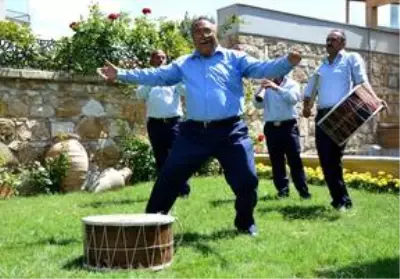 'Davulun efsanesi' aldığı ödülle Abdal gençlerine örnek oldu 'Davulun efsanesi' aldığı ödülle Abdal gençlerine örnek oldu