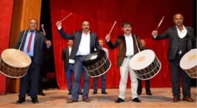 'Davulun efsanesi' aldığı ödülle Abdal gençlerine örnek oldu 'Davulun efsanesi' aldığı ödülle Abdal gençlerine örnek oldu