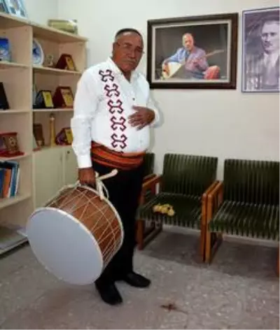 'Davulun efsanesi' aldığı ödülle Abdal gençlerine örnek oldu 'Davulun efsanesi' aldığı ödülle Abdal gençlerine örnek oldu