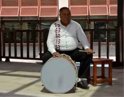 'Davulun efsanesi' aldığı ödülle Abdal gençlerine örnek oldu 'Davulun efsanesi' aldığı ödülle Abdal gençlerine örnek oldu
