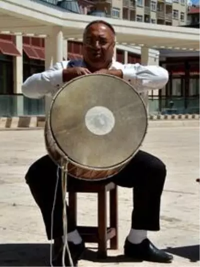 'Davulun efsanesi' aldığı ödülle Abdal gençlerine örnek oldu 'Davulun efsanesi' aldığı ödülle Abdal gençlerine örnek oldu