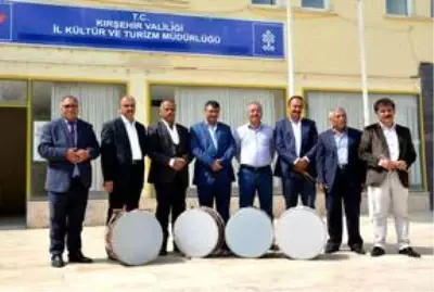 'Davulun efsanesi' aldığı ödülle Abdal gençlerine örnek oldu 'Davulun efsanesi' aldığı ödülle Abdal gençlerine örnek oldu