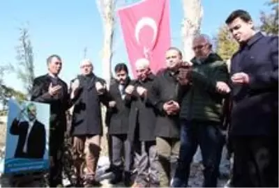 Fikret Ünlü ölümünün birinci yılında mezarı başında anıldı Fikret Ünlü ölümünün birinci yılında mezarı başında anıldı