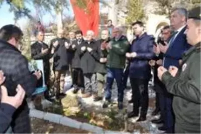 Fikret Ünlü ölümünün birinci yılında mezarı başında anıldı Fikret Ünlü ölümünün birinci yılında mezarı başında anıldı