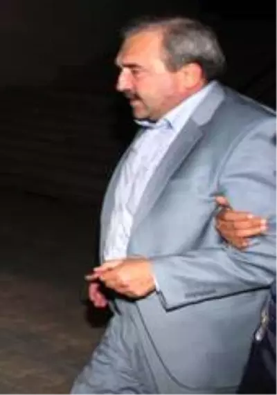 Firari başkan sahte kimlikle yakalandı Firari başkan sahte kimlikle yakalandı
