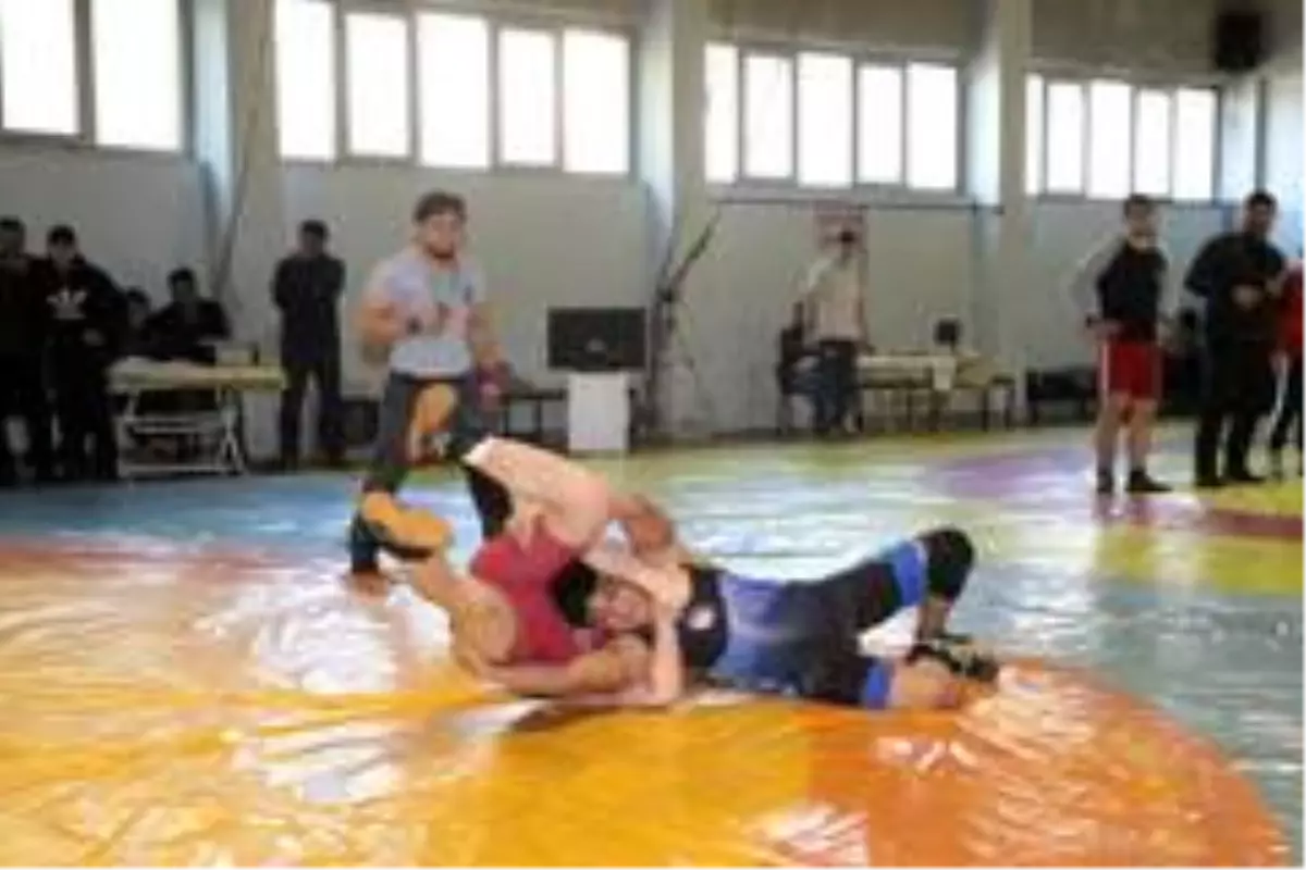 Genç güreşçilerin mücadelesi nefes kesti