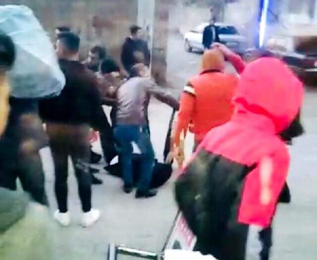 Husumetli amca çocukları arasındaki tartışma silahlı kavgaya dönüştü: 1 ölü, 13 yaralı