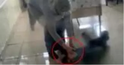 İlkokulda tepki çeken görüntüler! Öğrencilere tokat attı, yere yatırarak kulağını çekti İlkokulda tepki çeken görüntüler! Öğrencilere tokat attı, yere yatırarak kulağını çekti
