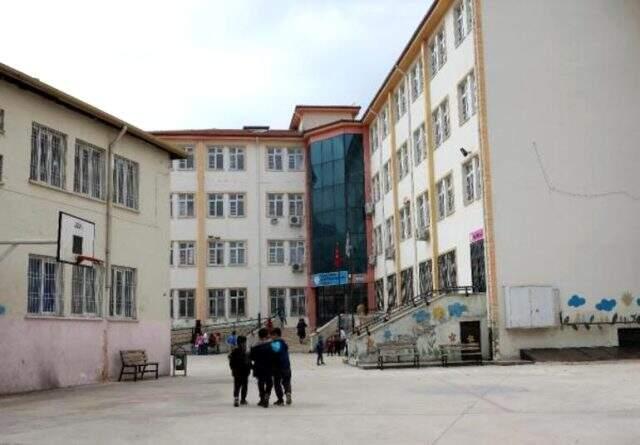 İlkokulda tepki çeken görüntüler! Öğrencilere tokat attı, yere yatırarak kulağını çekti