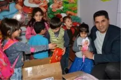 İstanbullu çocuklar Patnos'taki kardeşlerini sevindirdi İstanbullu çocuklar Patnos'taki kardeşlerini sevindirdi