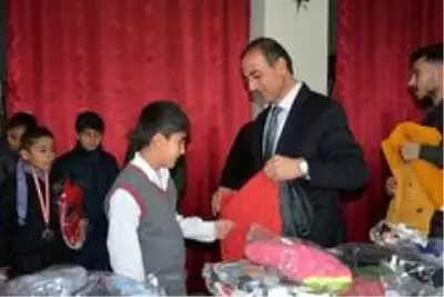 İstanbullu çocuklar Patnos'taki kardeşlerini sevindirdi İstanbullu çocuklar Patnos'taki kardeşlerini sevindirdi