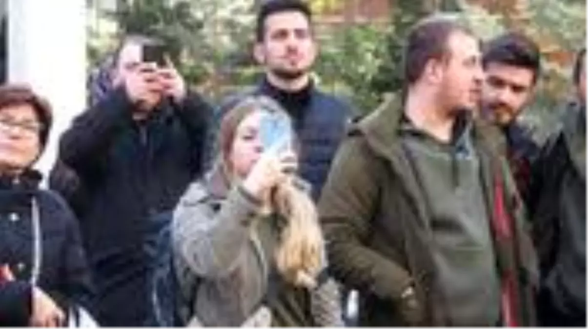 İtfaiye canla başla müdahale ederken, vatandaşlar film izler gibi izledi