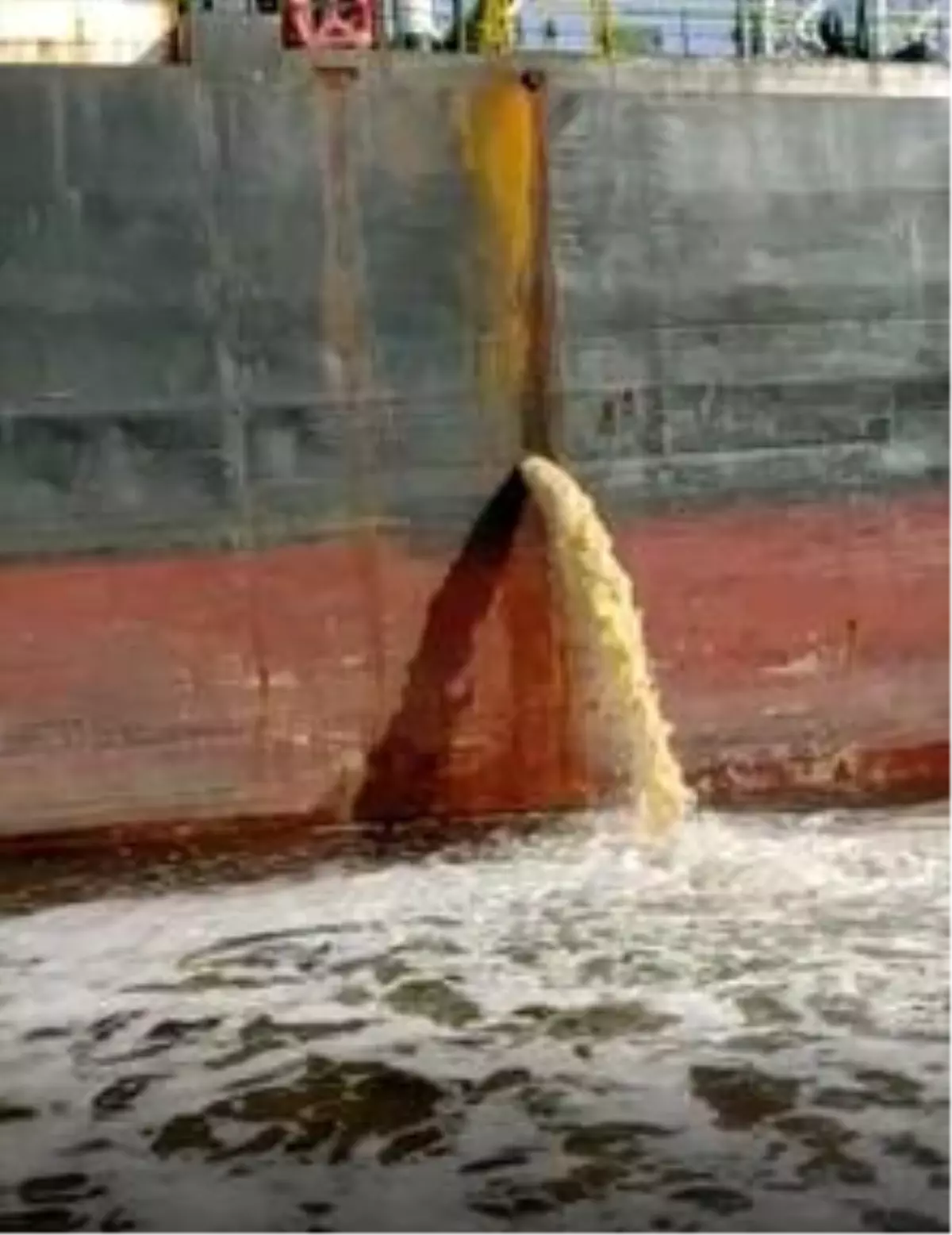 İzmit Körfezi'ni kirleten gemiye 635 bin lira ceza