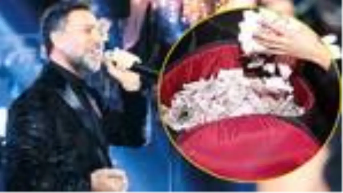 İzzet Yıldızhan'ın sahnesine para yağdı