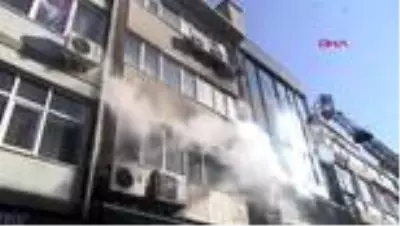 Kadıköy'de yangın paniğe yol açtı Kadıköy'de yangın paniğe yol açtı