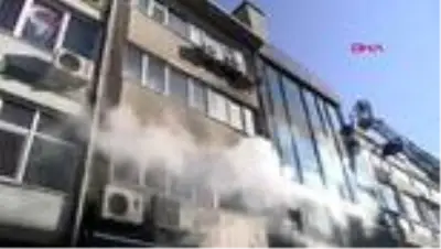 Kadıköy'de yangın paniğe yol açtı Kadıköy'de yangın paniğe yol açtı