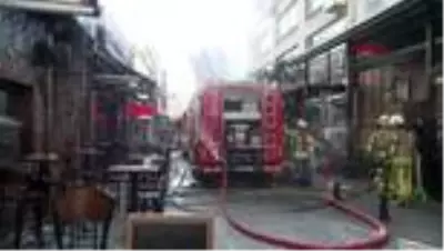 Kadıköy'de yangın paniğe yol açtı Kadıköy'de yangın paniğe yol açtı