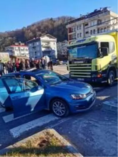Kamyon ile otomobil çarpıştı: 4 yaralı