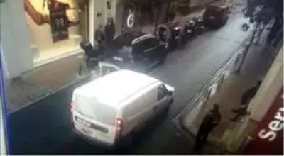Kavga esnasında kontrolden çıkan araç yaşlı kadını ezdi Kavga esnasında kontrolden çıkan araç yaşlı kadını ezdi