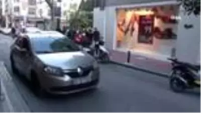 Kavga esnasında kontrolden çıkan araç yaşlı kadını ezdi Kavga esnasında kontrolden çıkan araç yaşlı kadını ezdi