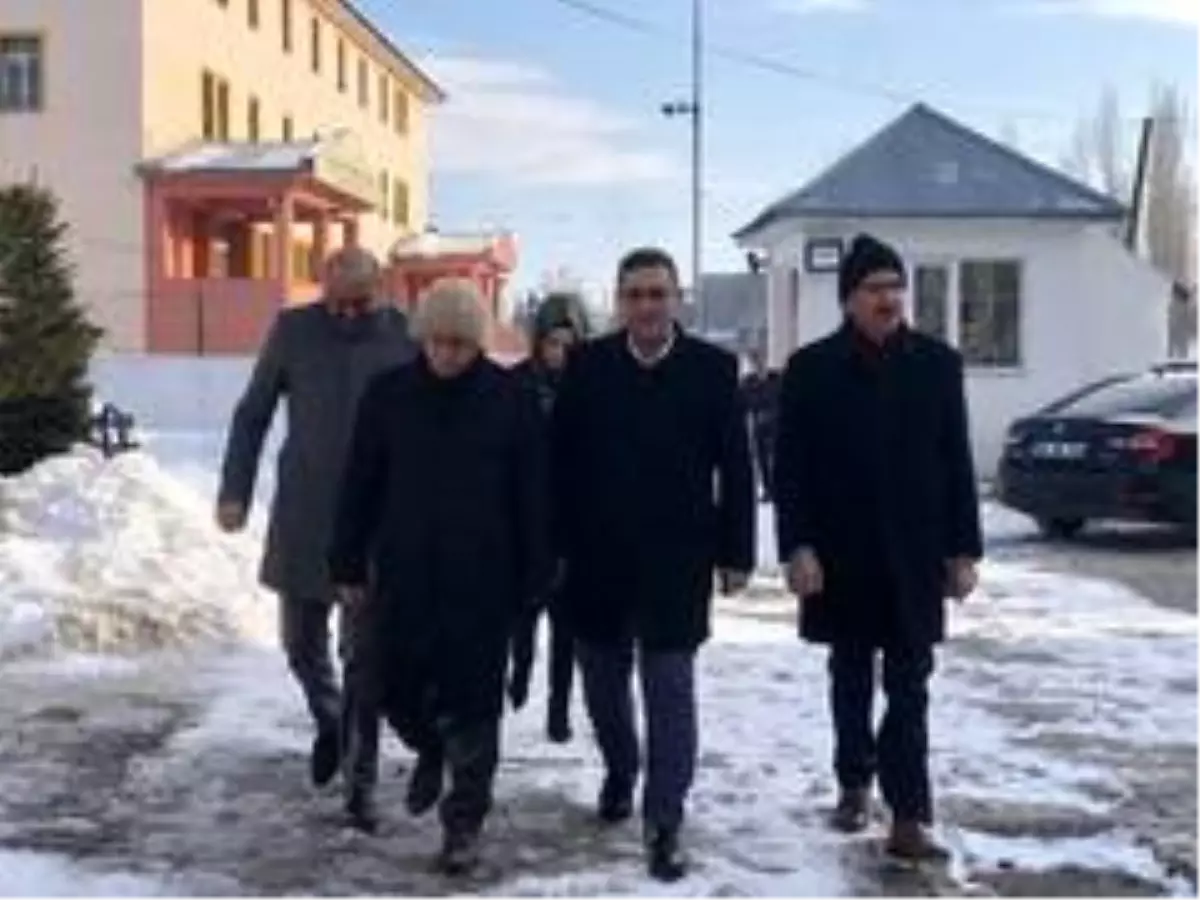 Kaymakam Ersöz, bakım evlerindeki çocukları ziyaret etti