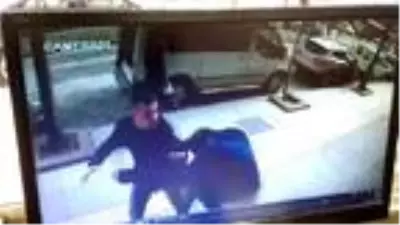 6 yıl sonra karşılaştığı arkadaşıyla önce tokalaştı, arasının bozuk olduğu aklına gelince yumrukla saldırdı