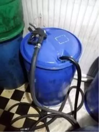 Park halindeki araçların deposundaki akaryakıtlarını çalan şahıs tutuklandı Park halindeki araçların deposundaki akaryakıtlarını çalan şahıs tutuklandı