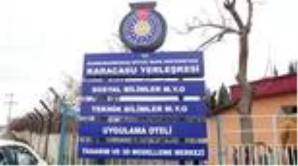 Üniversite öğrencileri binalarının risk taşıdığı iddiasıyla eylem yaptı