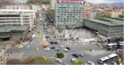 Yarım asırlık tarihi Ulus İş Hanı'nda 300 iş yerinin 240'ı kapandı Yarım asırlık tarihi Ulus İş Hanı'nda 300 iş yerinin 240'ı kapandı