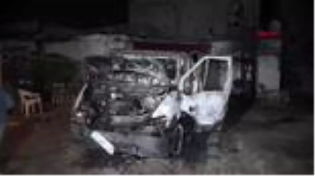 Adana evin bahçesindeki kamyonet kundaklandı