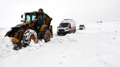 Ağrı'da yolu kapanan köydeki hasta 3 saatlik çalışmayla hastaneye ulaştırıldı