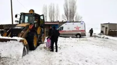 Ağrı'da yolu kapanan köydeki hasta 3 saatlik çalışmayla hastaneye ulaştırıldı