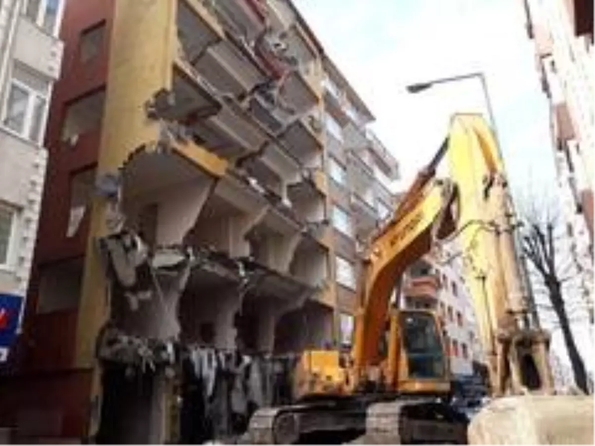 Bahçelievler'de ağır hasarlı binaların yıkılmasına devam ediliyor