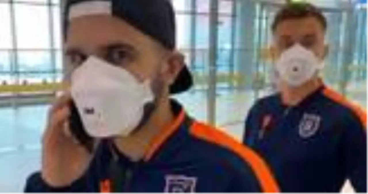 Başakşehirli futbolcular, koronavirüsten riski nedeniyle havaalanında maske taktılar
