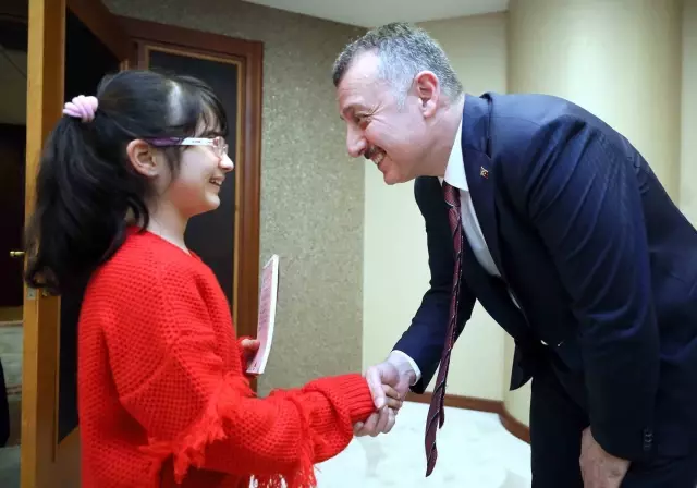 Başkan Büyükakın, Minik Hatice ile çevreyi konuştu Başkan Büyükakın, Minik Hatice ile çevreyi konuştu